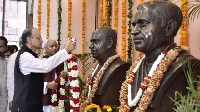 அருண் ஜெட்லி ஷியாமா பிரசாத்துக்கு மரியாதை செய்யும் படம்