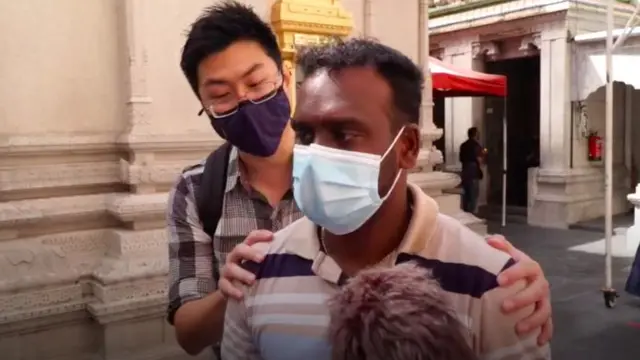 பத்திரிகையாளர்களிடம் பேசும் பக்கிரிசாமி