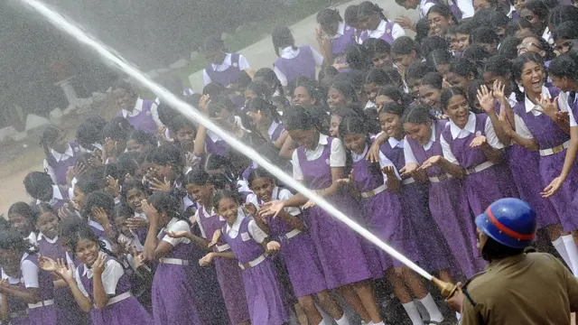 பள்ளி மாணவிகள்