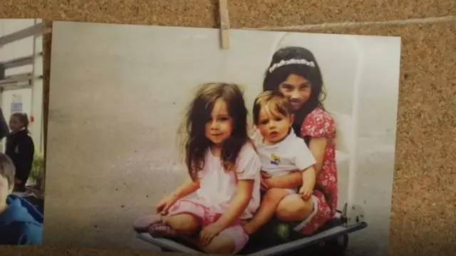 Molly Russell y sus hermanas.