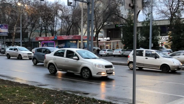 Тошкент кўчасидаги автомобиллар