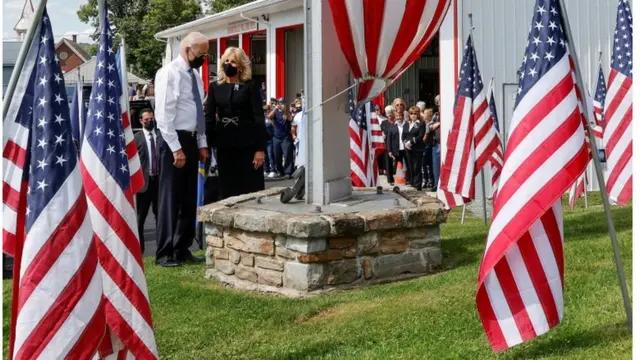 バイデン夫妻はシャンクスルヴィルの慰霊碑を訪れた後、町の消防団前の慰霊碑も訪れた