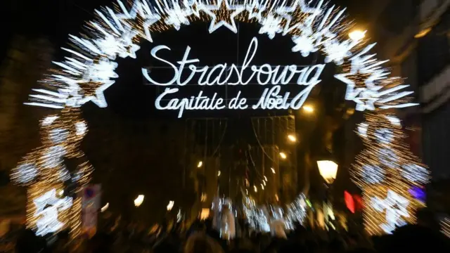 Em foto tirada à noite, luzes e letras iluminadas dizem: Estrasburgo, capital do Natal