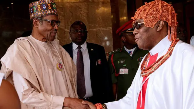 Shugaban Najeriya Muhammadu Buhari lokacin da ya karbi bakuncin Sarkin Benin, Omo N' Oba Uku Akpolokpo Ewuare II, a fadarsa da ke Abuja ranar Alhamis