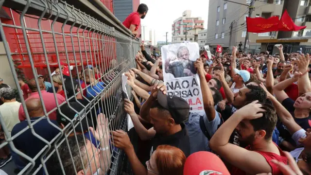 Seguidores de Lula da Silva impiden que el exmandatario deje el sindicato metalúrgico para ir a prisión.