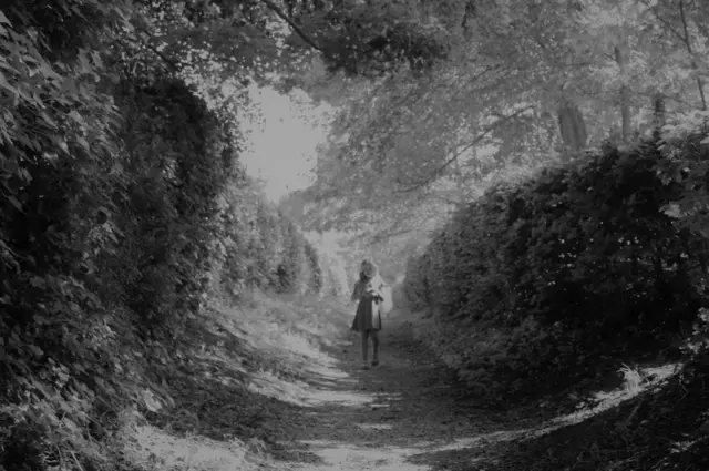 Niña en el bosque