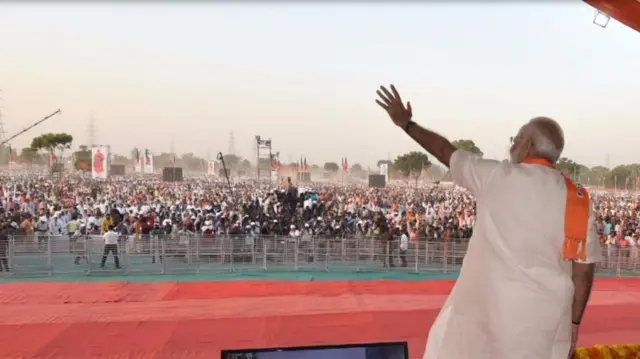 સભાને સંબોધી રહેલા નરેન્દ્ર મોદી