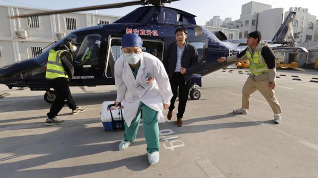 上海某医院内医护人员在从直升机上搬运器官至手术室（中新社图片27/4/2023）