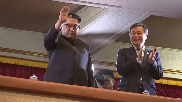 남측예술단 공연을 관람하기 위해 참석한 김정은 위원장(왼쪽)과 도종환 문체부 장관