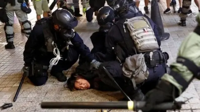 हॉन्ग कॉन्ग: रोक के बावजूद हज़ारों लोग सड़कों पर उतरे