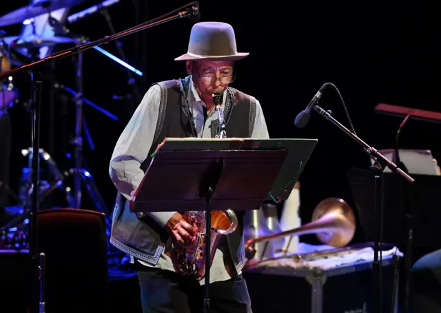 Саксофонист и композитор Генри Тредгилл на сцене концертного зала "Барбикан"