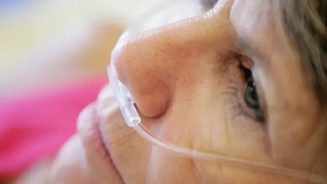 Женщина в кислородной маске