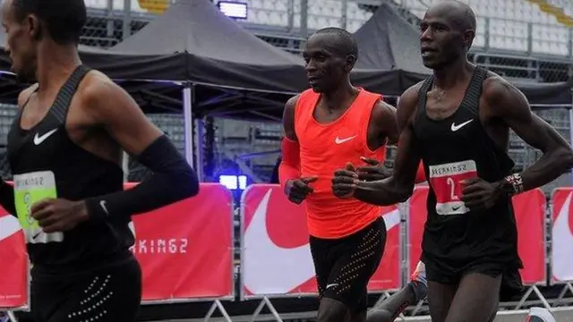 Eliud Kipchoge katikati akikabiliana na wanariadha kutoka Ethiopia