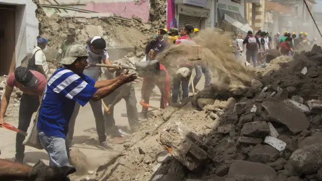 Волонтеры разгребают завалины в Хохута-де-Хуарес