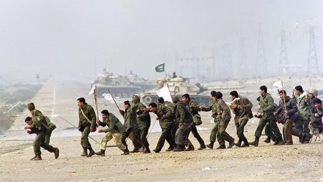 আত্মসমর্পনের জন্য সাদা পতাকা হাতে এগিয়ে যাচ্ছে ইরাকি সৈন্যরা