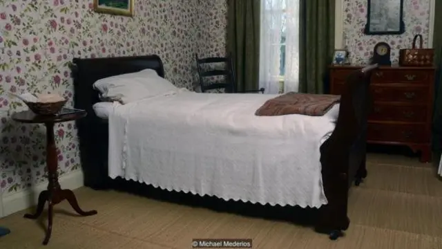 Kamar tidur Emily Dickinson di rumahnya di Massachusetts - mitos menceritakan bahwa, sama seperti para remaja yang mencintainya, Dickinson enggan meninggalkan kamar ini.