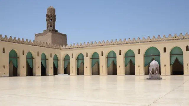 La mosquée El Hakim dans Le Caire islamique. Ce lieu de culte majestueux a été construit par le calife fatimide Al Aziz ainsi que son fils Al Hakim en 1013.