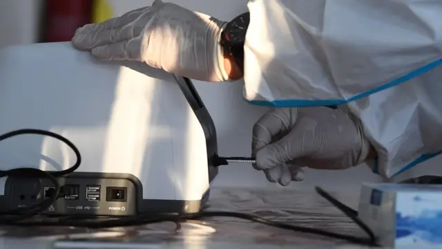 медработник проверяет тест на антитела