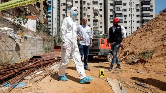 Lübnan istihbarat yetkilileri, İsrail'e ait olduğu söylenen insansız hava araçlarının düştüğü yerde inceleme yapıyor