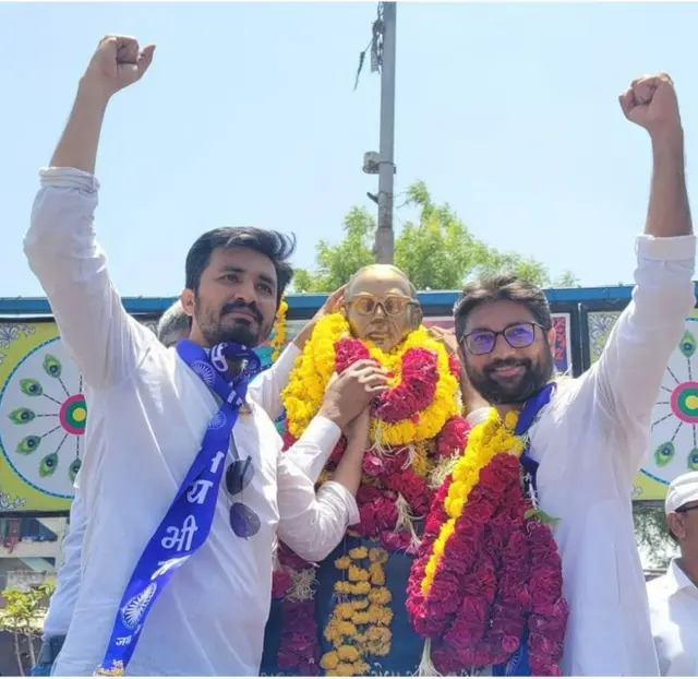 જિજ્ઞેશ મેવાણીના સાથી સુબોધ કુમુદે પોલીસે ક્રાઇમ બ્રાન્ચની કચેરીએ કલાકો બેસાડી રાખવાનો આરોપ મૂક્યો હતો