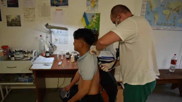 Giám đốc hành chính Oleksii Vasylchuk của Duglas Alliance cho biết các nhân viên có dấu hiệu bị bệnh sau khi được hỗ trợ y tế tại công trường đều được chuyển đến các cơ sở y tế chuyên khoa của Guinea Xích đạo