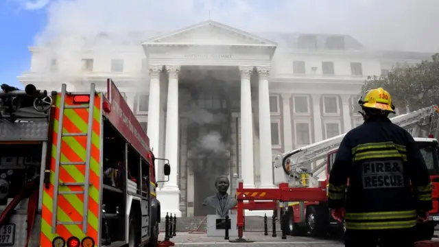 পার্লামেন্ট ভবনের সামনের অংশ দিয়ে ধোঁয়া বের হচ্ছে