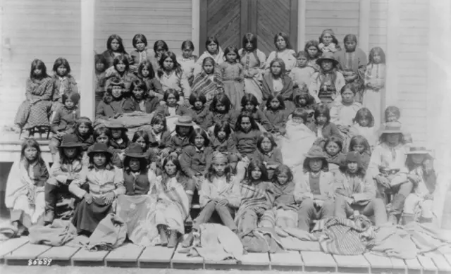 Apaches ao chegarem à Escola Industrial Indígena de Carlisle, na década de 1880
