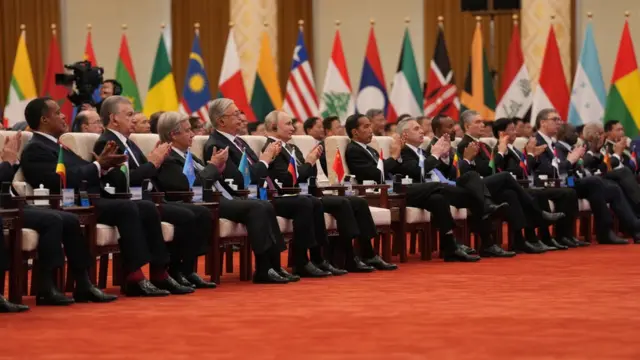 北京人民大會堂內俄羅斯總統普京、聯合國秘書長古特雷斯等外國政要在席上拍掌（18/10/2023）