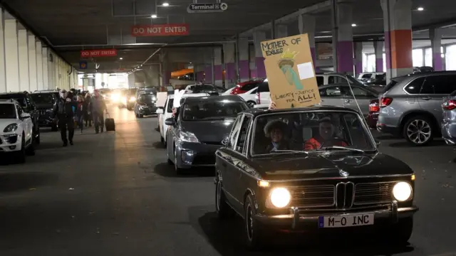 Протестующие автомобилисты в аэропорту Филадельфии