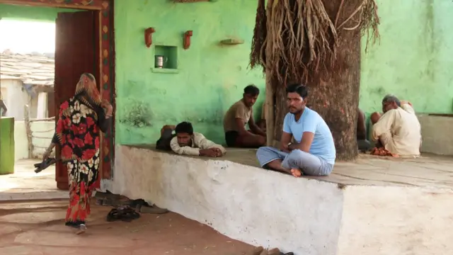 చెప్పులు తీసి చేతిలో పట్టుకొని