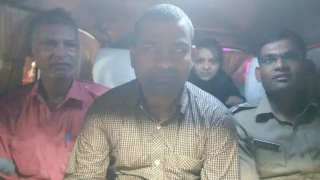 अंध व्यक्तीला सुरक्षित ठिकाणी नेताना