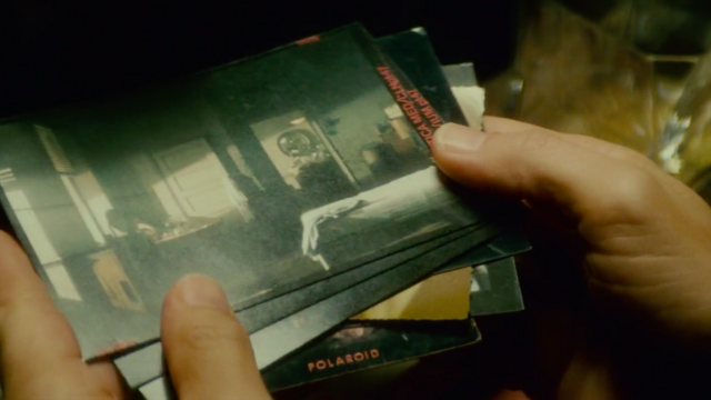 Декард переглядає фотографії Polaroid