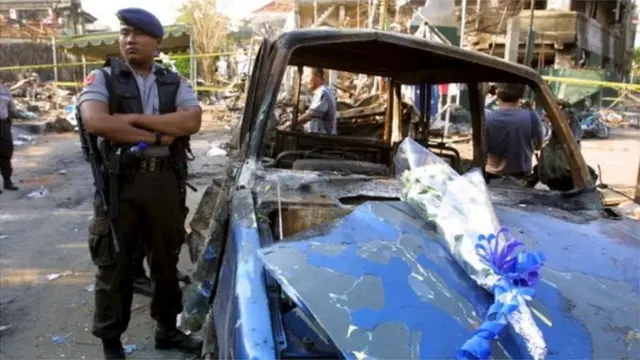 Ayah Garil memarkir mobilnya di depan Sari Club untuk menunggu penumpang.