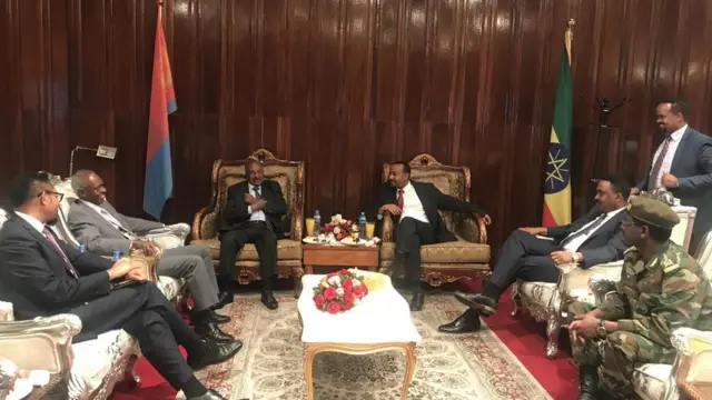 ጠቅላይ ሚኒስትር ዐብይ አህመድ ከኤርትራ ልዑካን ቡድን አባል ጋር በቦሌ አየር ማረፊያ