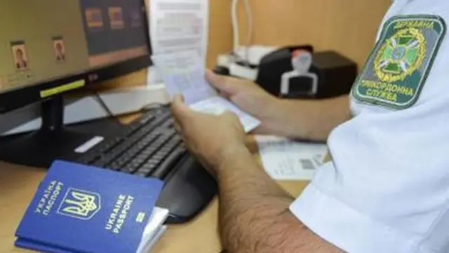 Прикордонник із паспортом