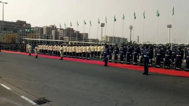 Awọ̀n ologun duro waiwai.