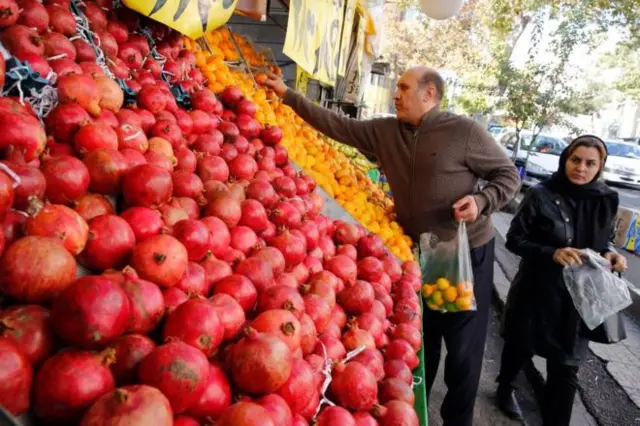 رئیس بانک مرکزی ایران تاثیر افزایش قیمت بنزین بر تورم را ۴ درصد در سال اعلام کرده است
