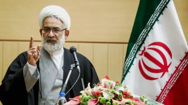 محمدجعفر منتظری دادستان کل کشور در ایران یک روز پیش از این به صراحت اعضای شورای شهر را به پیگیری قضایی تهدید و از محمدعلی نجفی خواسته بود مجددا از شهرداری تهران استعفا دهد