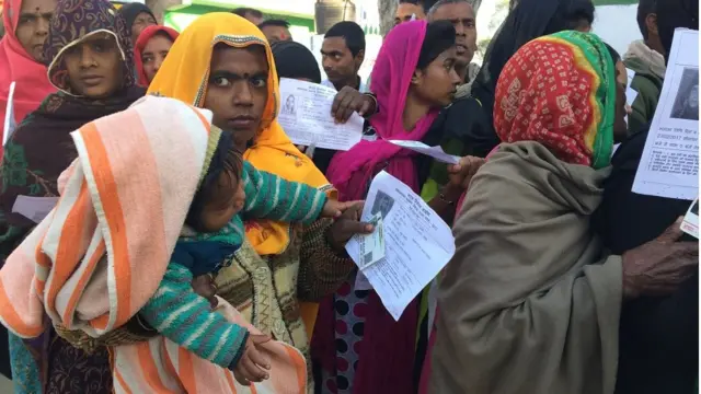 रामनगर बूथ पर खड़े वोटर