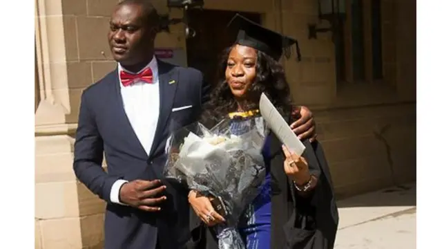 Ọ̀ọ̀ni ile ifẹ àti ọmọ rẹ̀ kan soso