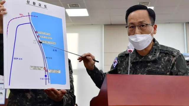 박정환 합동참모본부 작전본부장이 17일 오후 국회에서 열린 국방위원회 전체회의에 출석해 22사단 해안 귀순자 관련 상황 보고를 하고 있다