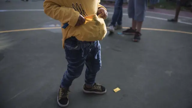 Niño al cuidado de una comunidad.