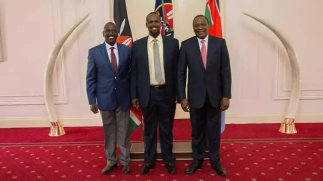 Cali Roobaa oo la taagan madaxweynaha iyo ku xigeenka