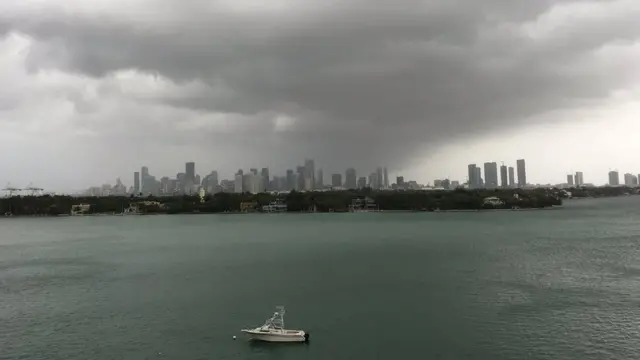 Nubes negras sobre Miami y sus aguas.