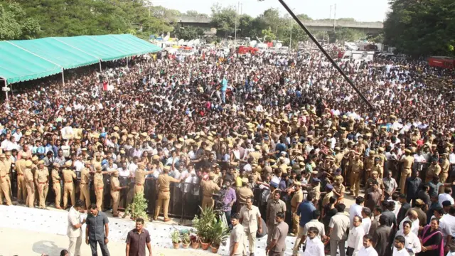 தமிழக முதலைமைச்சர் ஜெயலலிதாவின் மறைவுக்கு தமிழகத்தில் ஒரு வாரம் அரசு முறைத் துக்கம் அனுசரிக்கப்படுகிறது என அறிவிக்கப்பட்டுள்ளது.