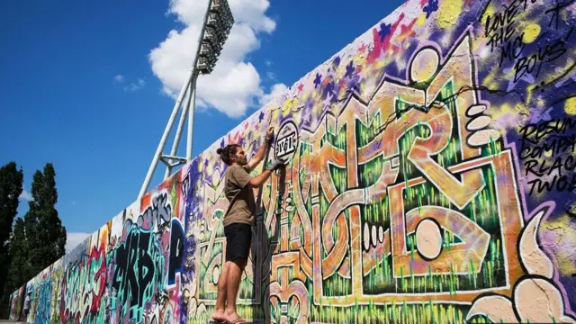 Berlin Divarında nəsə çəkmək istəyirsiniz? Buyurun, bunun üçün xüsusi yerlər ayrılıb