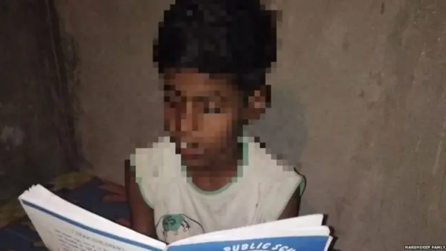 கல்விக் கட்டணம் கட்டாத பெற்றோர்; கையில் ஸ்டாம்ப் அடித்த பள்ளி