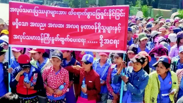 အင်အား ၁၀၀၀ ခန့်က ဆန္ဒဖေါ်ထုတ်ကြ ။