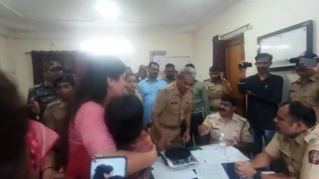 राजापेठ पोलीस ठाण्यात तरुणीच्या आईसोबत खासदार नवनीत राणा