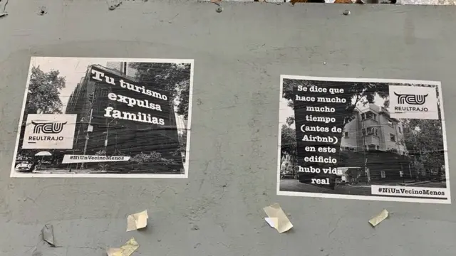 Carteles de protesta contra AirBnB en la colonia Juárez.